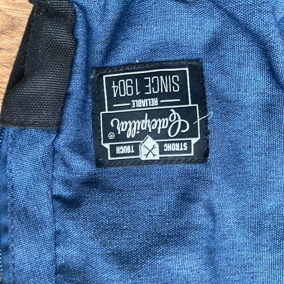 Caterpillar sling bag - Picture 4 of 5